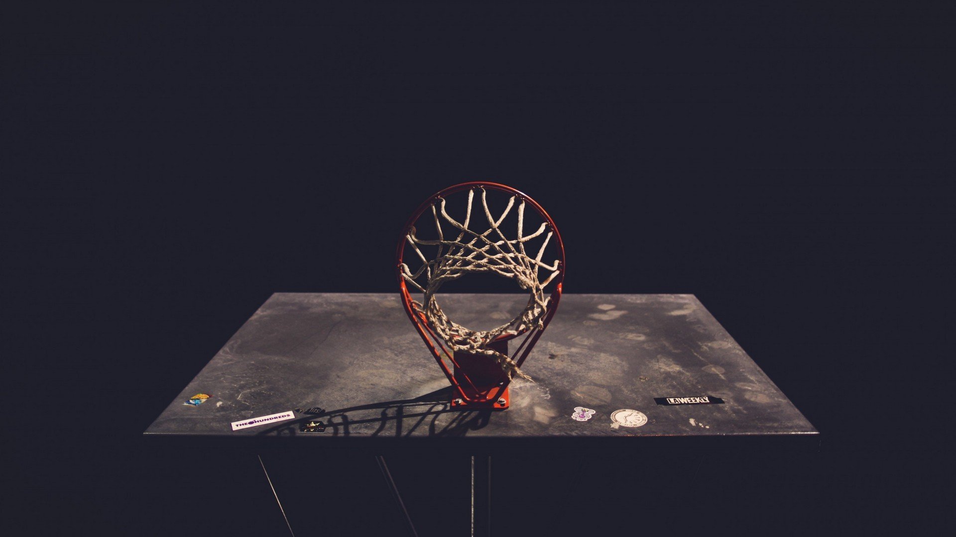 足球明星签署年度公益合约，推动青少年体育教育，足球明星签约价格